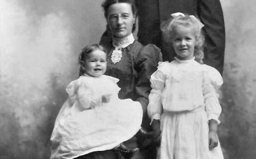 Arthur, Susan, Jenny & Rachel, Christmas 1905